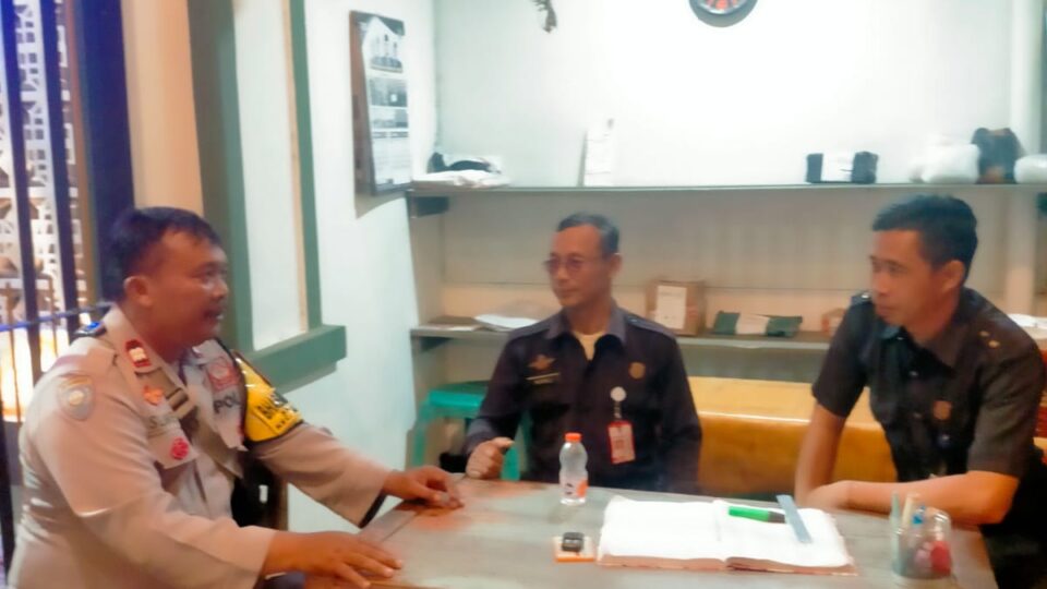 Sambangi Kawasan Perumahan Bulevard, Bhabinkamtibmas Pejuang Imbau Waspada Kejahatan Malam