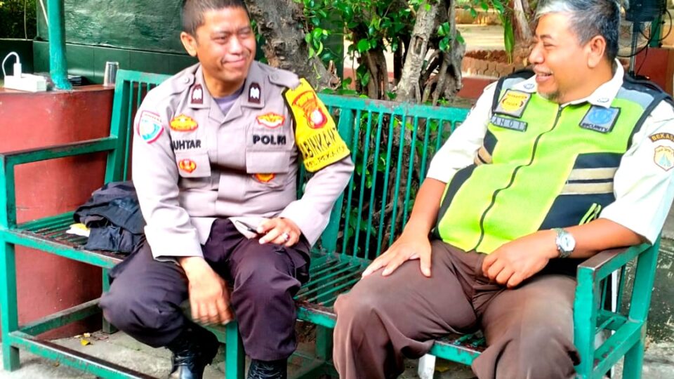 Bhabinkamtibmas Pekayon Jaya Perkuat Keamanan Lingkungan, Warga Diajak Tingkatkan Kewaspadaan