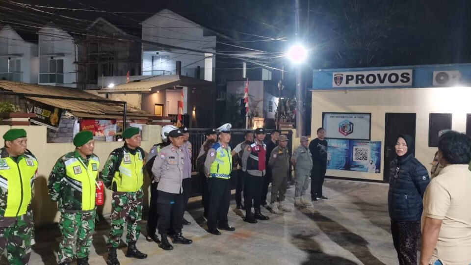 KAPOLSEK JATIASIH PIMPIN APEL DAN PATROLI 3 PILAR KECAMATAN JATIASIH, BERIKAN RASA AMAN DAN NYAMAN WARGA JATIASIH