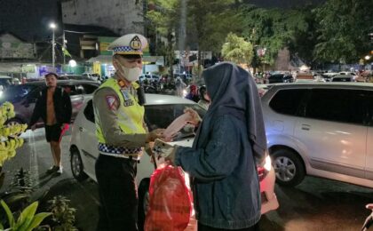 Antisipasi Abu Vulkanik Anak Krakatau, Polres Metro Bekasi Kota Bagikan Masker