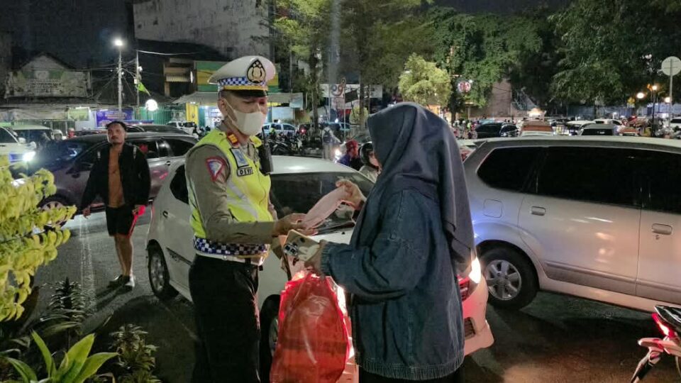 Antisipasi Abu Vulkanik Anak Krakatau, Polres Metro Bekasi Kota Bagikan Masker