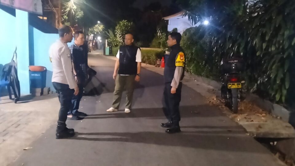 Sisir Area Rawan Subuh Hari, Bhabinkamtibmas Jatiwarna dan Jatirahayu Gelar Patroli Bersama