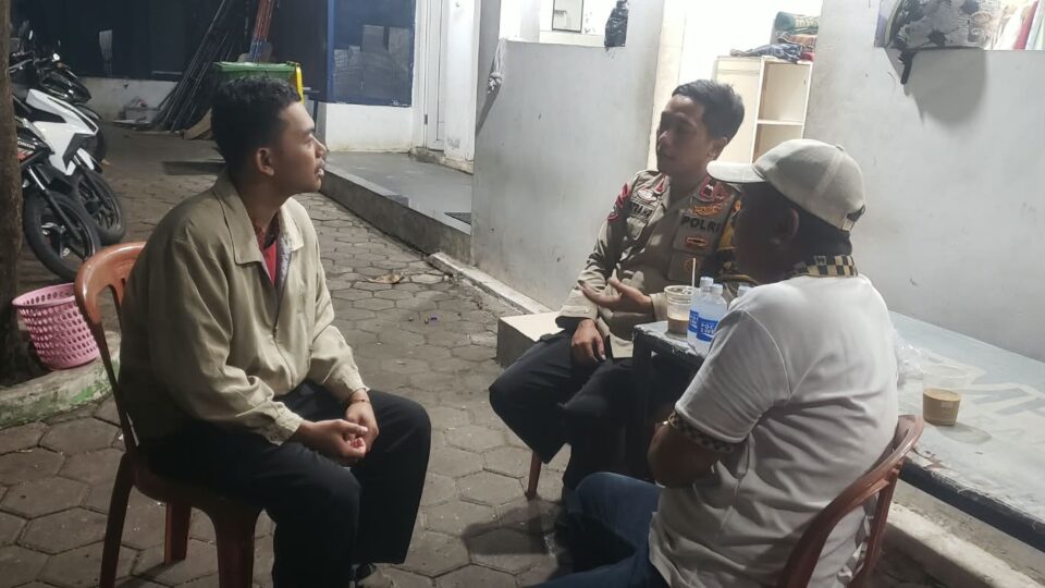 Kunjungi Warga di Area Ruko Permata, Bhabinkamtibmas Jatirahayu Ingatkan Bahaya Judi Online