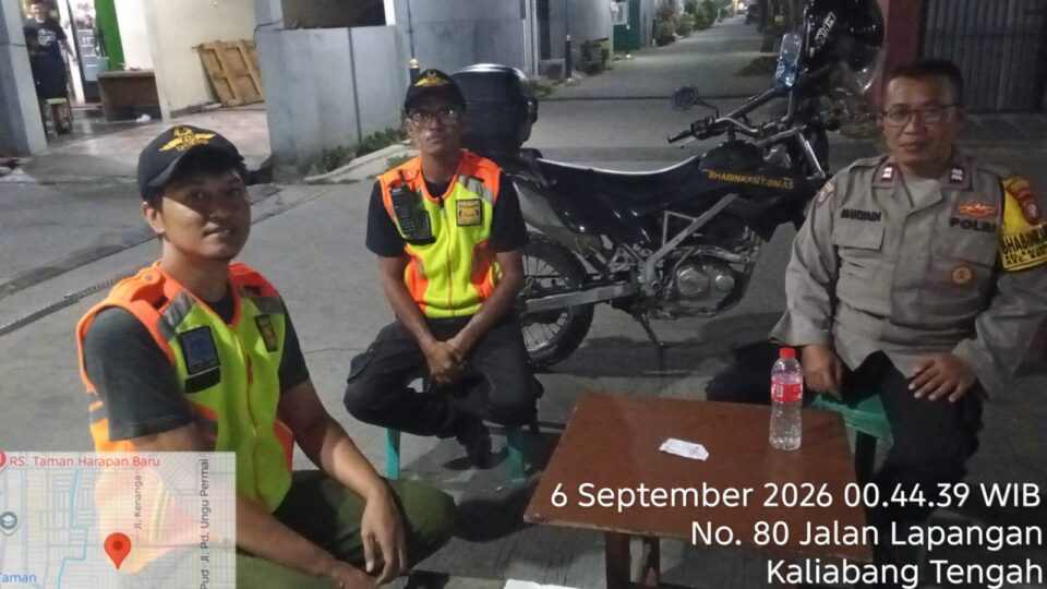 Sambangi Pos Keamanan Perum PUP, Bhabinkamtibmas Kaliabang Tengah Perkuat Koordinasi Satpam