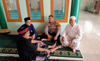 Tingkatkan Ketakwaan dan Silaturahmi, Bhabinkamtibmas Mustikasari Ikuti Sholat Jumat Keliling