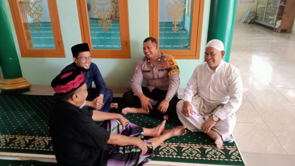 Tingkatkan Ketakwaan dan Silaturahmi, Bhabinkamtibmas Mustikasari Ikuti Sholat Jumat Keliling