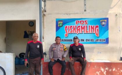 Bhabinkamtibmas Jatiasih Pantau Keamanan Perum Auri Kebantenan pada Siang Hari