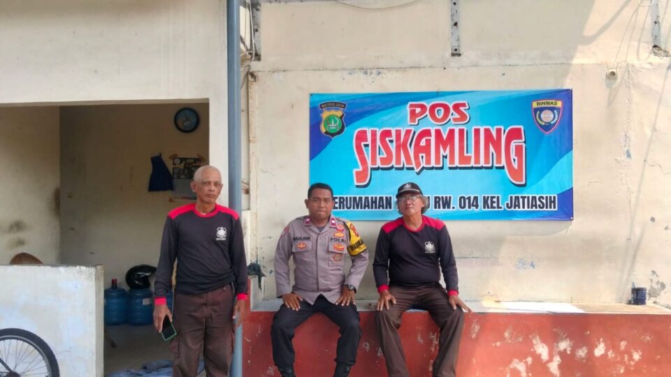 Bhabinkamtibmas Jatiasih Pantau Keamanan Perum Auri Kebantenan pada Siang Hari