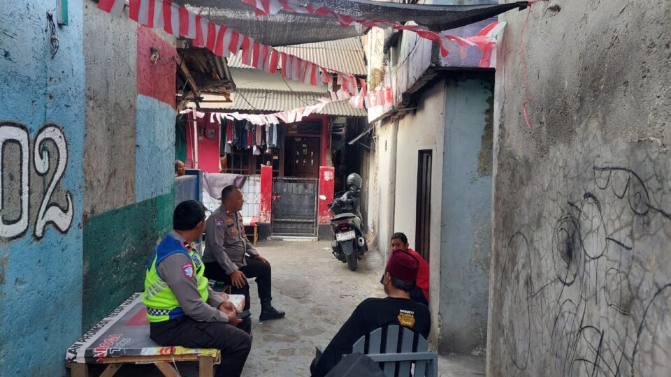 Kunjungi Tokoh Masyarakat Pondok Ungu, Polsek Medan Satria Sosialisasi Call Center 110