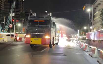 Brimob Polda Metro Jaya Semprot Jalan dan Bagikan Masker Antisipasi Abu Vulkanik Anak Krakatau