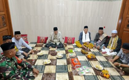 Hadiri Peringatan Maulid Nabi di Margahayu, Bhabinkamtibmas Rawalumbu Pererat Silaturahmi Keagamaan