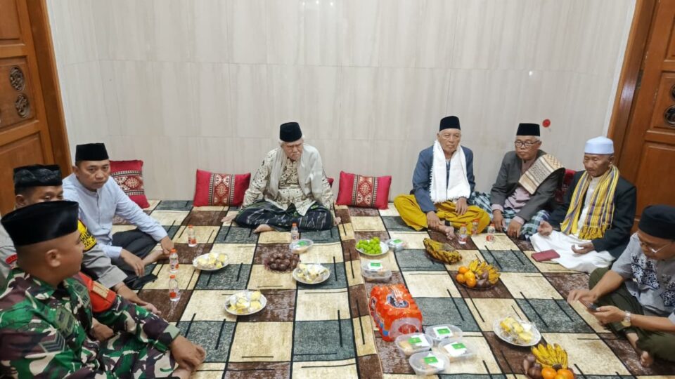 Hadiri Peringatan Maulid Nabi di Margahayu, Bhabinkamtibmas Rawalumbu Pererat Silaturahmi Keagamaan