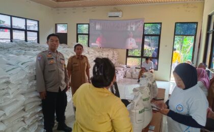 Bhabinkamtibmas Kotabaru Monitoring Penyaluran Bantuan Pangan