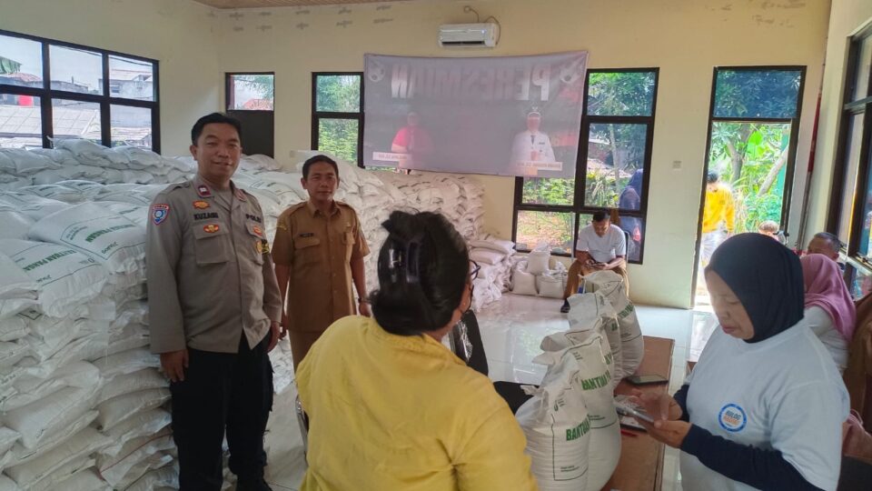 Bhabinkamtibmas Kotabaru Monitoring Penyaluran Bantuan Pangan