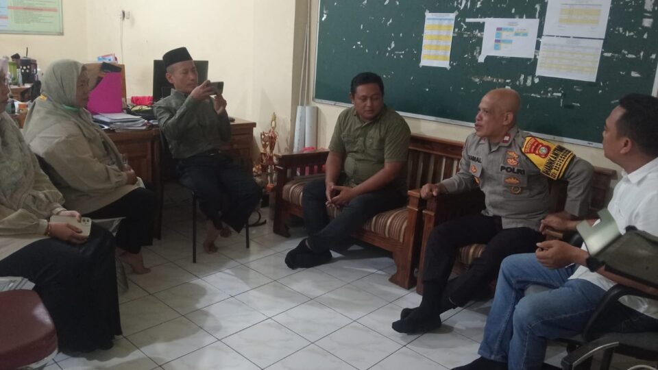 Polsek Bantargebang Sambangi SMK Al Muhtadin dalam Program Orang Tua Asuh