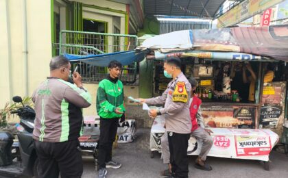 Polsek Jatiasih Bagikan Masker kepada Warga Terdampak Abu Vulkanik