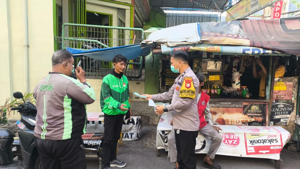 Polsek Jatiasih Bagikan Masker kepada Warga Terdampak Abu Vulkanik