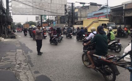 Bhabinkamtibmas Medan Satria Laksanakan Gatur Lalin di Pondok Ungu