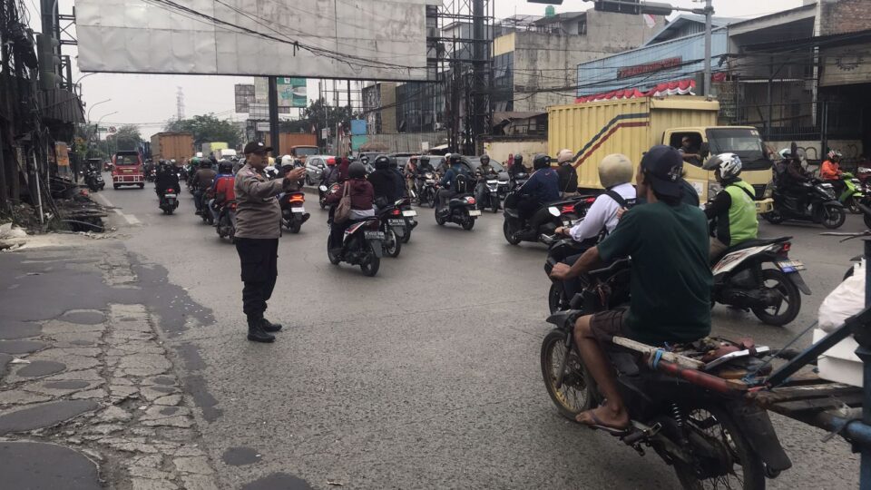 Bhabinkamtibmas Medan Satria Laksanakan Gatur Lalin di Pondok Ungu