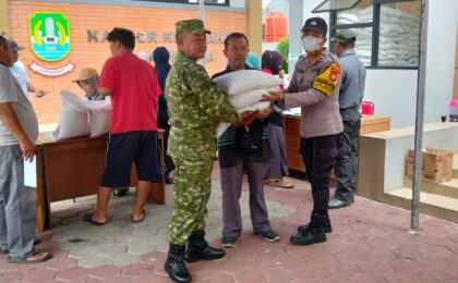 Perkuat Sinergi 3 Pilar, Bhabinkamtibmas dan Babinsa Kawal Penyaluran 37.380 Karung Beras di Jatiwarna