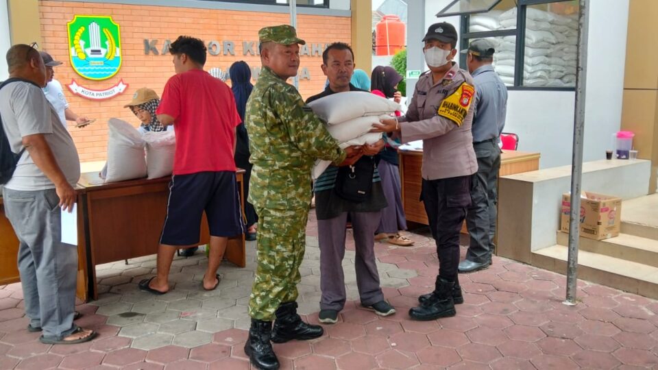 Perkuat Sinergi 3 Pilar, Bhabinkamtibmas dan Babinsa Kawal Penyaluran 37.380 Karung Beras di Jatiwarna