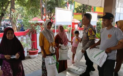 Salurkan 5.825 Paket Bantuan Pangan, Polsek Jatiasih Kawal Distribusi Bagi Warga Jatiluhur