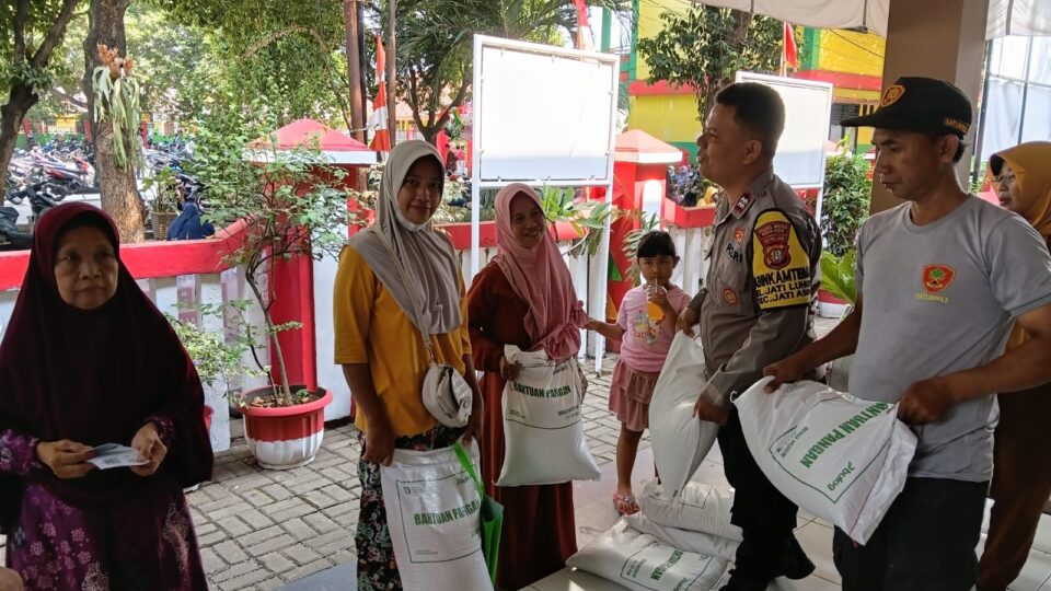 Salurkan 5.825 Paket Bantuan Pangan, Polsek Jatiasih Kawal Distribusi Bagi Warga Jatiluhur