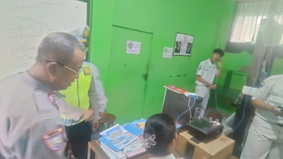 Edukasi 'Pelajar Beken', Polsek Medan Satria Sambangi SMK Patriot 1 Kalibaru
