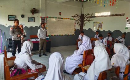 Lindungi Pelajar dari Provokasi Bahaya, Polsek Jatisampurna Sosialisasi Maklumat di SMK Walisongo