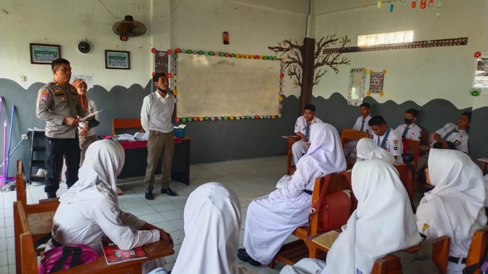 Lindungi Pelajar dari Provokasi Bahaya, Polsek Jatisampurna Sosialisasi Maklumat di SMK Walisongo