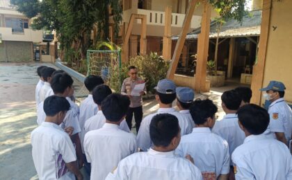 Program 'Orang Tua Asuh' Polres Metro Bekasi Kota Menyapa SMK Teratai Putih Global 4 Mustikajaya