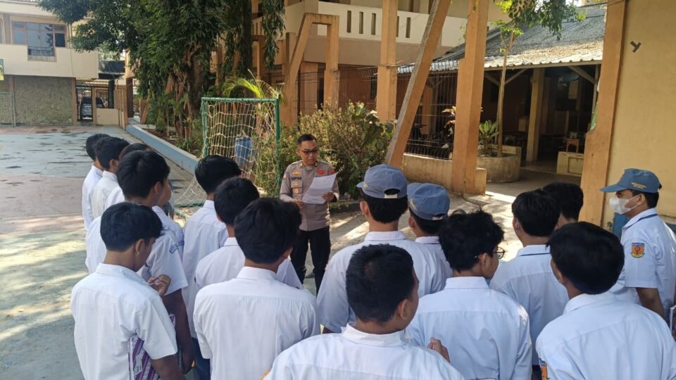 Program 'Orang Tua Asuh' Polres Metro Bekasi Kota Menyapa SMK Teratai Putih Global 4 Mustikajaya
