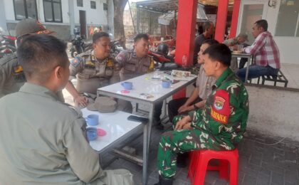 Wujud 'Jaga Pelajar', Bhabinkamtibmas Harapan Mulya Bersama TNI dan Satpol PP Kunjungi Kantin Kelurahan