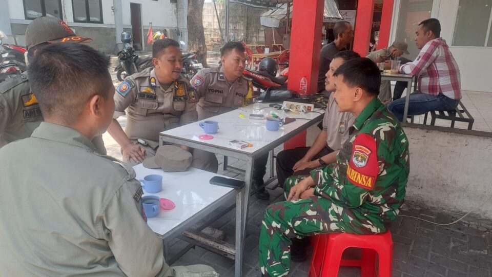 Wujud 'Jaga Pelajar', Bhabinkamtibmas Harapan Mulya Bersama TNI dan Satpol PP Kunjungi Kantin Kelurahan