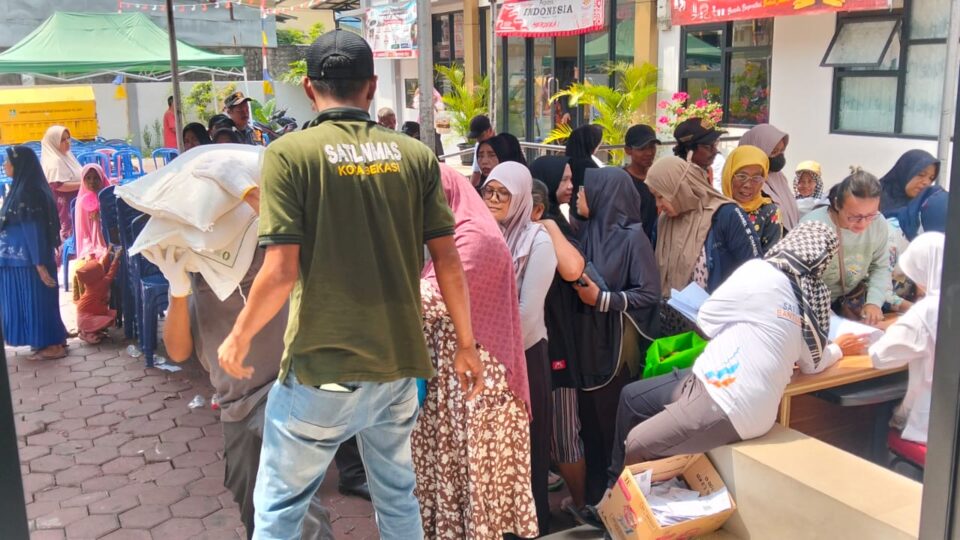 Sinergi 3 Pilar Jatiwarna Kawal Penyaluran 37.380 Karung Beras Bantuan Pangan