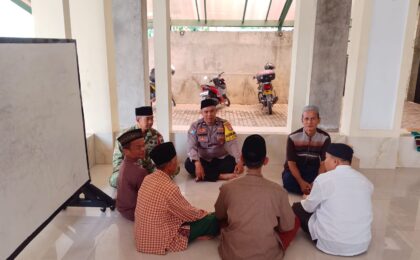 Pererat Silaturahmi Keagamaan, Bhabinkamtibmas dan Babinsa Jatirangga Gelar Jum'at Keliling