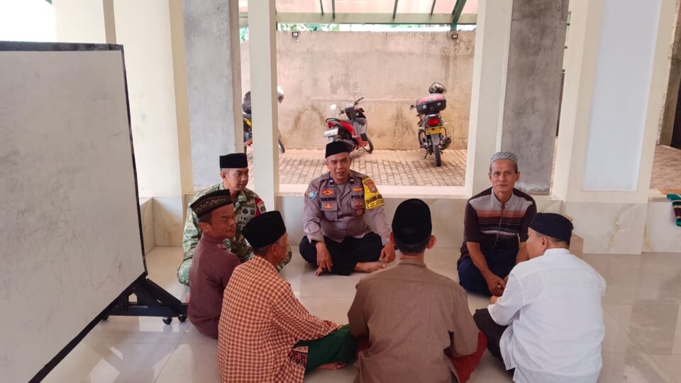 Pererat Silaturahmi Keagamaan, Bhabinkamtibmas dan Babinsa Jatirangga Gelar Jum'at Keliling