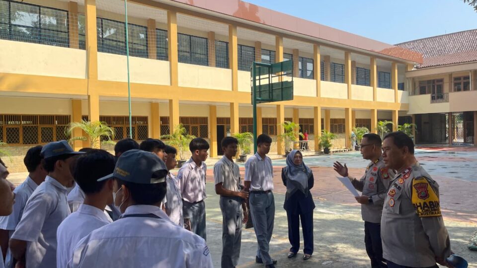 Hadir Sebagai 'Orang Tua Asuh', Polres Metro Bekasi Kota Kunjungi SMK Teratai Putih Global 4 Mustikajaya