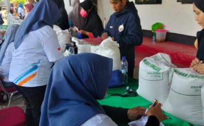 Pastikan Penyaluran Tepat Sasaran, Bhabinkamtibmas Jatiasih Monitor Distribusi 5.958 Paket Bantuan Pangan