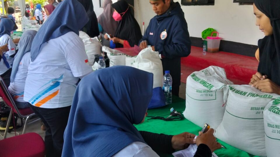 Pastikan Penyaluran Tepat Sasaran, Bhabinkamtibmas Jatiasih Monitor Distribusi 5.958 Paket Bantuan Pangan