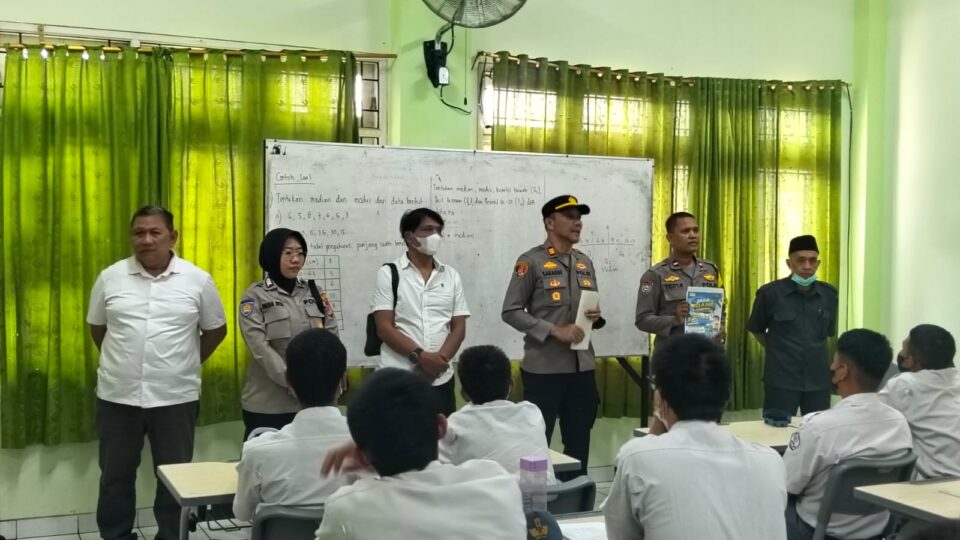 Secara Serentak Kapolsek Bekasi Barat Pimpin Sosialisasi Maklumat Kapolres, Jaga Pelajar dari Pengaruh Negatif
