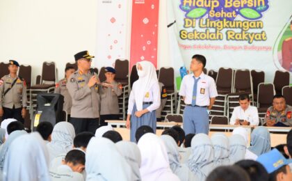 Di Tengah Kabut Asap Karhutla, Brimob Polda Jambi Beri Motivasi serta Perhatian Kesehatan Pelajar Sekolah Rakyat