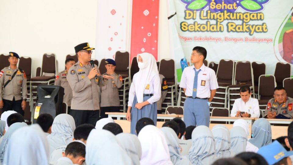 Di Tengah Kabut Asap Karhutla, Brimob Polda Jambi Beri Motivasi serta Perhatian Kesehatan Pelajar Sekolah Rakyat