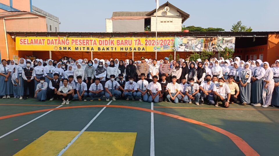 POLICE GOES TO SCHOOL, WAKAPOLSEK JATIASIH JADI PEMBINA UPACARA DAN BACAKAN MAKLUMAT KAPOLRES METRO BEKASI KOTA
