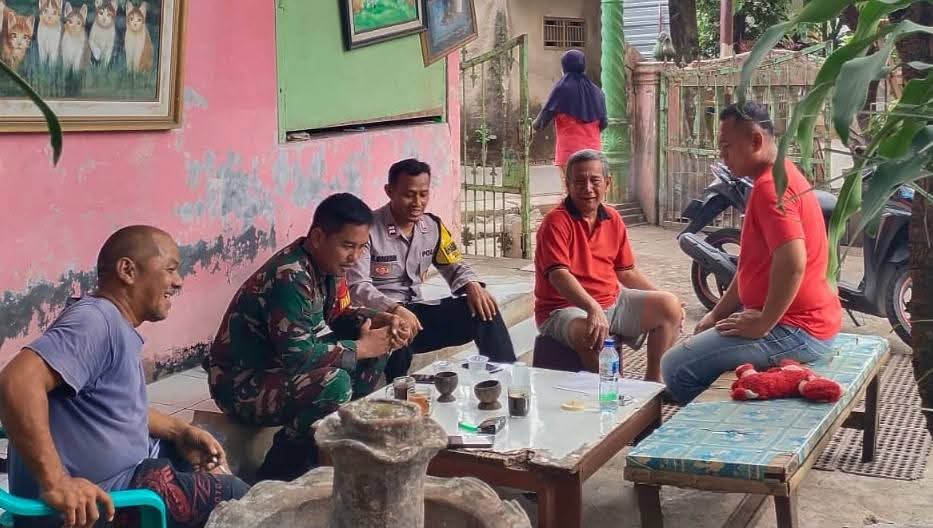 JAGA JAKARTA ON THE SPOT, PASTIKAN WILAYAH AMAN DAN KONDUSIF, BHABINKAMTIBMAS SERAP ASPIRASI WARGA DAN AJAK PEDULI LINGKUNGAN