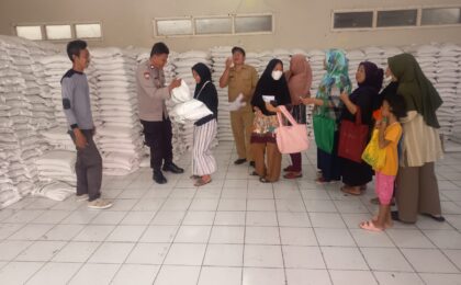 Pastikan Bantuan Tepat Sasaran, Bhabinkamtibmas Monitor Distribusi Bantuan Pangan di Jakasampurna