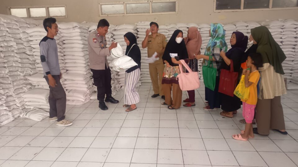 Pastikan Bantuan Tepat Sasaran, Bhabinkamtibmas Monitor Distribusi Bantuan Pangan di Jakasampurna