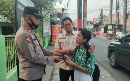 Antisipasi Abu Vulkanik, Polsek Pondok Gede Salurkan Masker kepada Warga