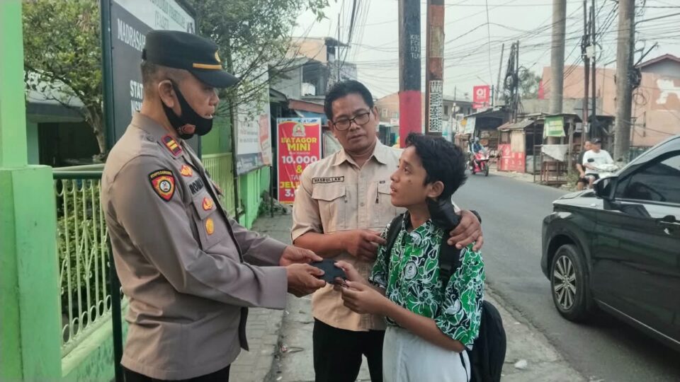 Antisipasi Abu Vulkanik, Polsek Pondok Gede Salurkan Masker kepada Warga