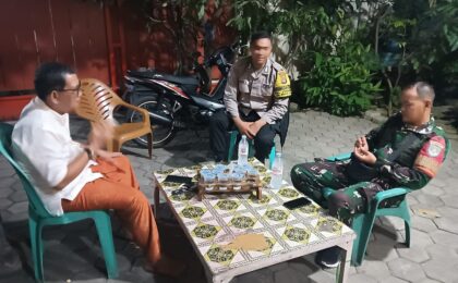 Bhabinkamtibmas dan Babinsa Gelar Patroli Siskamling di Kampung Teluk Buyung Margamulya